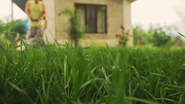 Tuinman maait hoog gras — Stockvideo