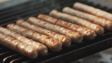 Izgara ızgarasında kabuklu sosisler