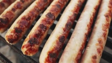 Kırmızı kabuklu ızgara sosis.