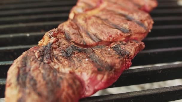 Finom marhahúsos steak kéreggel — Stock videók