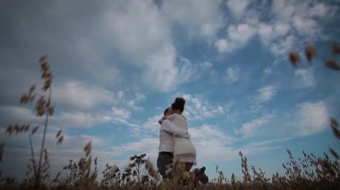 Sevgi dolu çift bir alanda gökyüzü arka plan üzerinde fırtınası.