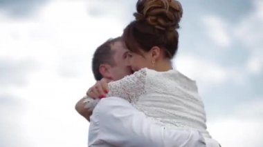 Sevgi dolu çift bir alanda gökyüzü arka plan üzerinde fırtınası.