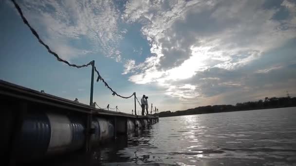 Couple goes on the pier at the camera — Stock Video