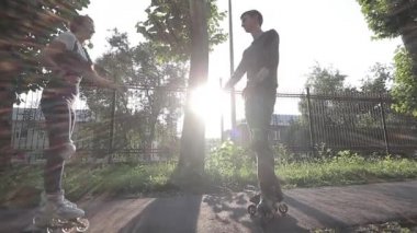 Elele ve parkta paten genç Çift