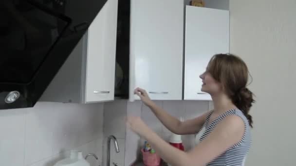 Mulher bonita prepara jantar em sua cozinha — Vídeo de Stock