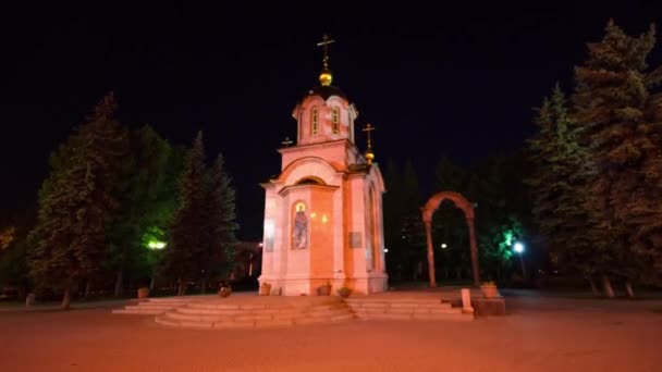 Noční timelapse kaple na památku zabitých horníků — Stock video