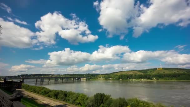 Vacker himmel med moln. Bron över floden — Stockvideo