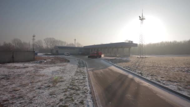 Vrachtwagens op gas pomp station weg — Stockvideo