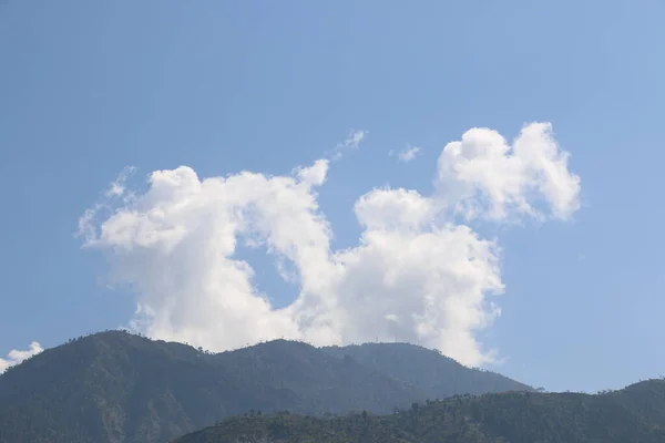 Mooi Bewolkt Weer Langs Grote Berg — Stockfoto