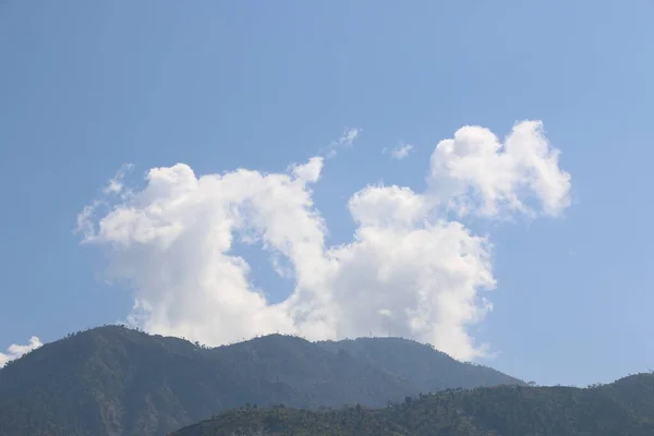 Büyük dağ boyunca güzel bulutlu bir hava