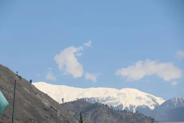 Sert karla kaplı bir dağ.