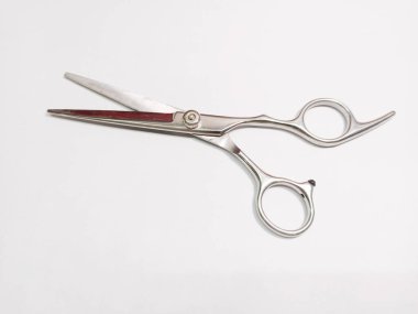 Beyaz arkaplan ile saç stili için inanılmaz makas