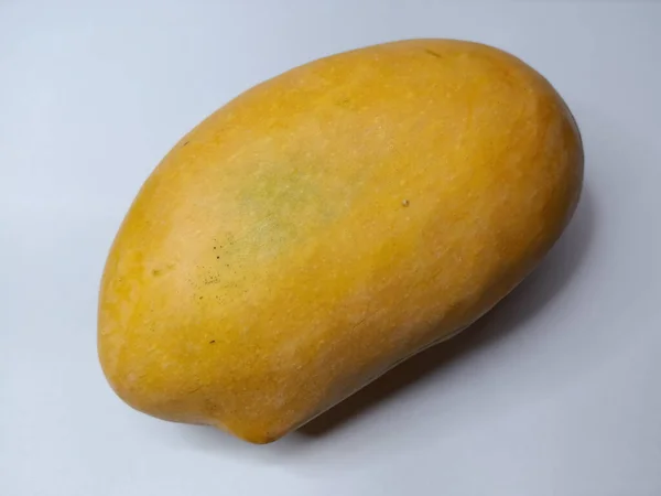 Beyaz arka planda izole edilmiş sarı mango meyvesi