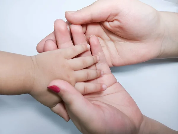 Anne Çocuk Elini Tutar Dikkatli ve Sevgiyle