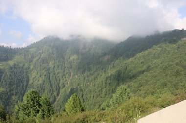 Bulutla kaplı güzel bir dağ.