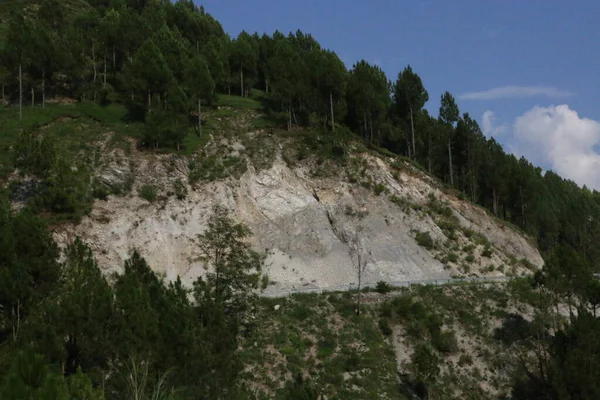 Tepe yolunun yakınındaki heyelan dağı