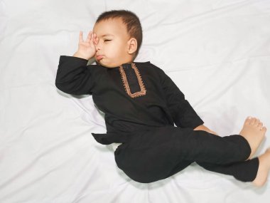 Küçük bebek uyuyor Poz veriyor