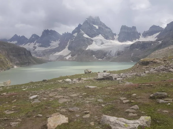 Ana kamptan alınan gölde sabah.