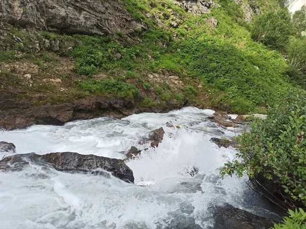 Kaya dağından inanılmaz bir tatlı su