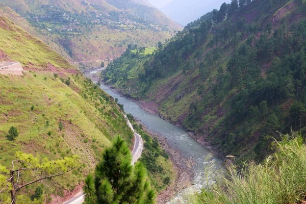 Două Monturi Verzi Mari Vedere Uimitoare Râu — Fotografie, imagine de stoc