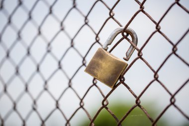 Eski kilit açıldı çit üzerinde asma kilit.