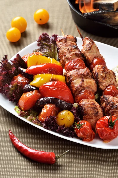 Grillkød serveret med grillede grøntsager - Stock-foto
