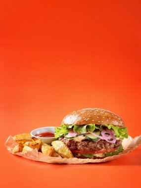 Burger, Meksika patates ve ketçap kraft kağıt üzerinde