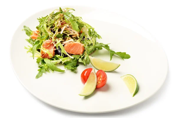 Salmão e rúcula salada fresca em prato isolado em branco — Fotografia de Stock