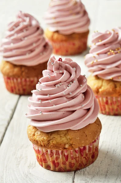 Cupcakes con crema rosa, enfoque seleccionado —  Fotos de Stock