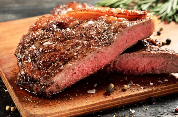 Seltenes New York Strip Steak auf Holzbrett, ausgewählter Schwerpunkt — Stockfoto