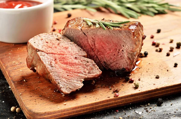 Mittelseltenes Filet Mignon Steak auf Holzbrett, ausgewählter Schwerpunkt — Stockfoto