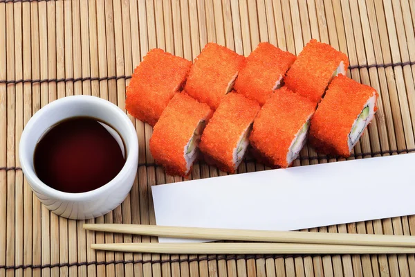 Καλιφόρνια Maki Sushi στο σούσι mat — Φωτογραφία Αρχείου