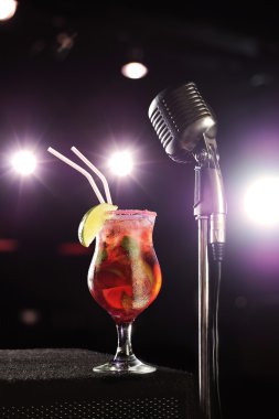 Bir kafede bir ortamda çilek Mojito