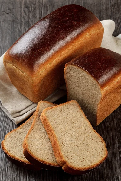 Буханка хлеба из ржаной пшеницы с ломтиками — стоковое фото