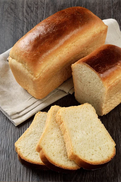 Буханку хлеба с ломтиками. — стоковое фото