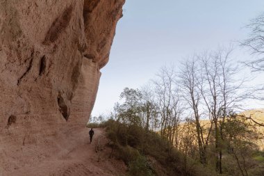 İnsanoğlu güneşli bir günde dağda yürümekten zevk alır.