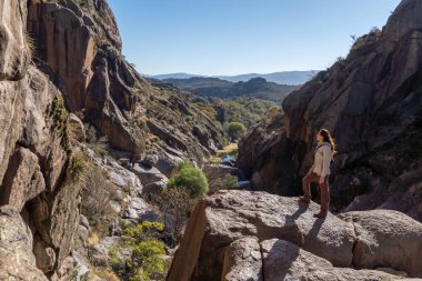 Yüzünde rüzgarla doğanın güzelliğini hisseden kadın.