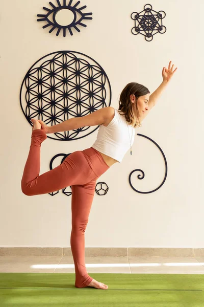 Mujer Joven Practica Yoga Asanas Con Ropa Deportiva — Foto de Stock