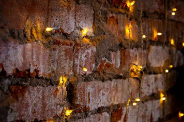 Turuncu tuğla duvarda elektrik çelengi