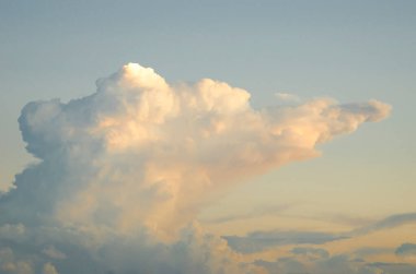 Bulutlu mavi gökyüzü. Mavi gökyüzü, yaz gökyüzü, bulutlu mavi gökyüzü.