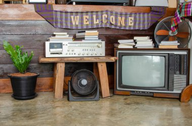 Antika ve antika tarzı fotoğraf. Eski televizyonlar ve radyo yığını eski odada duvar kâğıdı dekoratif tasarımı için..