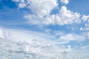 Duvar kağıdı dekoratif tasarımı için küçük bulutlarla mavi gökyüzü arkaplanı.