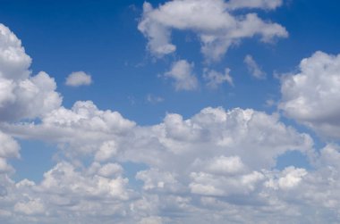 Duvar kağıdı dekoratif tasarımı için küçük bulutlarla mavi gökyüzü arkaplanı.