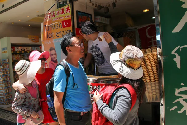 Macao Agosto 2013 Turistas Disfrutando Helado Turco Macao — Foto de Stock