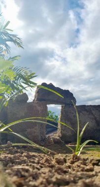 the art of arranging stones that resemble stone gates