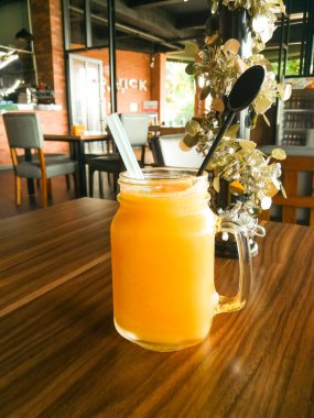 Bir bardak taze ve lezzetli Marian eriği (gandaria) meyve suyu