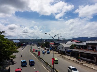 Ambon, Endonezya - 31 Temmuz 2021: Ambon şehrinde trafik atmosferi