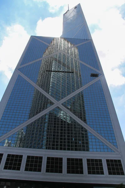 Ritratto Grattacielo Con Pareti Vetro Che Riflettono Edificio Fronte Esso — Foto Stock