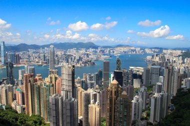 Hong Kong - 11 Ağustos 2013: Hong Kong Tepe Kulesi 'nden alınan Hong Kong manzarası