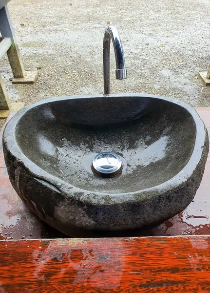 Handwaschbecken Aus Naturstein Oder Flussstein — Stockfoto